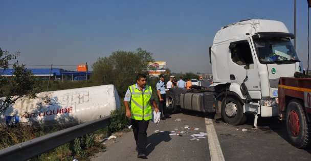 Kocaeli'de sıvı oksijen yüklü tanker devrildi: 1 yaralı