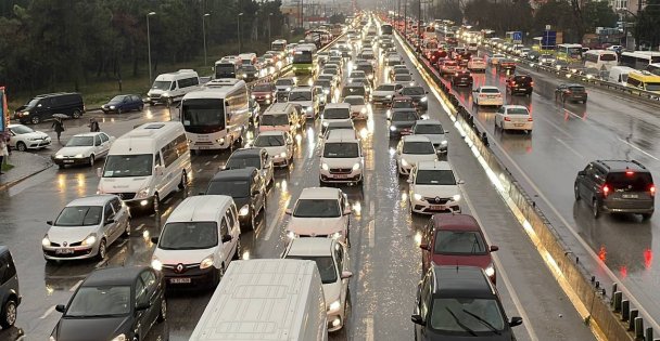 Tır Dorsesinin Üst Geçide Sıkışması Trafiği Aksattı