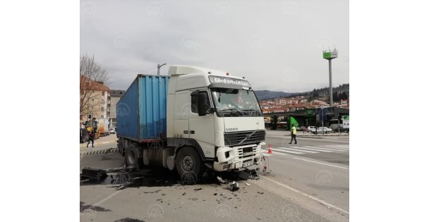 Kocaeli'de trafik ışıklarına çarpan tırın sürücüsü yaralandı