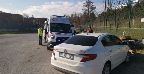 Kocaeli'de trafik kazasında anne ile kızı yaralandı