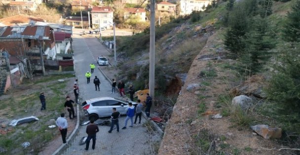 Kocaeli'de virajı alamayan otomobil 40 metre yükseklikten düştü