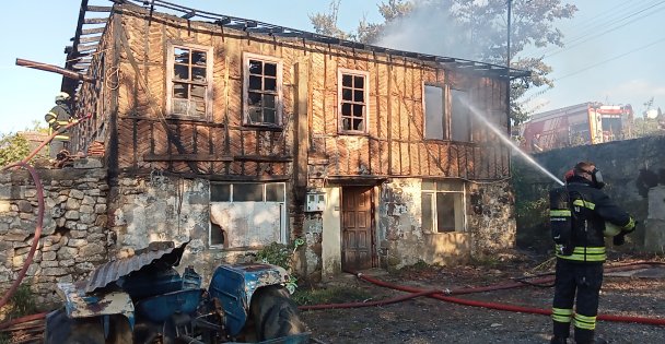 Kocaeli'de yangın çıkan ev kullanılamaz hale geldi
