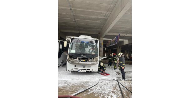 Kocaeli'de yangın çıkan midibüste hasar oluştu