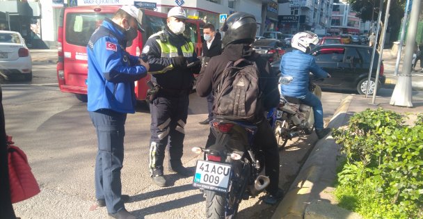 Kocaeli'de Yürüyüş Yolunu Kullanan Motosiklet Sürücülerine Ceza Kesildi