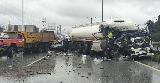 Kocaeli'de Zincirleme Trafik Kazası: 2 Yaralı