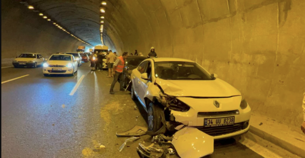 Kocaeli'de Zincirleme Trafik Kazasında 3 Kişi Yaralandı
