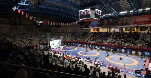 Kocaeli'deki uluslararası güreş turnuvası genç sporculara ilham oluyor