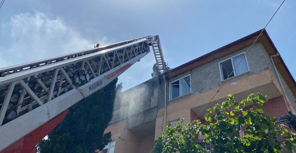Kocaeli'nde 4 Katlı Binanın Çatısında Yangın Çıktı