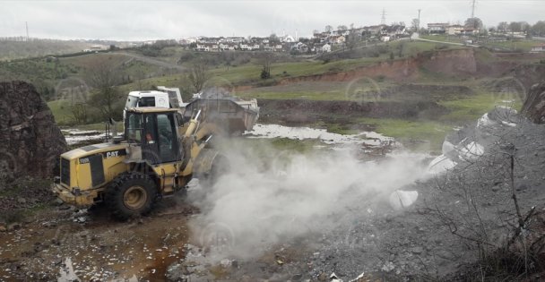 Kocaeli'nde boş araziye atık dökülmesiyle ilgili inceleme