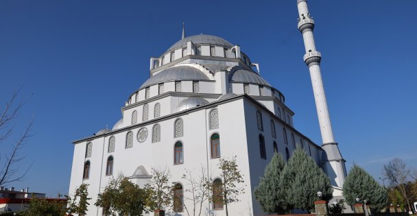Kocaeli'nin her köşesinde Büyükşehir'in izi var;  Kartepe Abdülhamit Han Camii'ne estetik görünüm