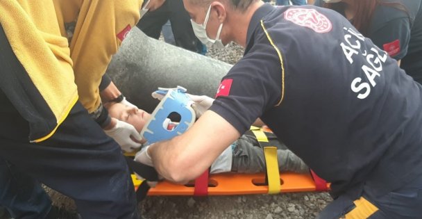 Kocaeli'nin kanalizasyon borusuna sıkışan çocuk kurtarıldı