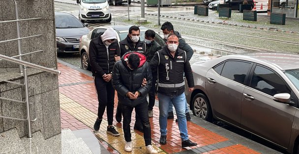 Kocaeli'nin Kartepe ilçesinde yaklaşık 3 ton sahte içki ele geçirilen operasyonda gözaltına alınanlardan 3'ü adliyeye sevk edildi.