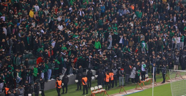 Kocaelispor - Sakaryaspor maçında tribünde gerginlik