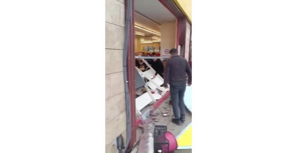 Kocaeliyi fırtına vurdu: Evlerin çatıları uçtu, vatandaş tenteyle birlikte savruldu