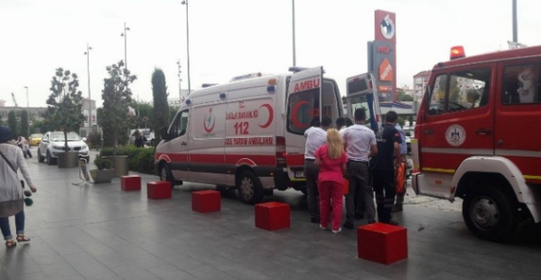 Kolu yürüyen merdivene sıkıştı!