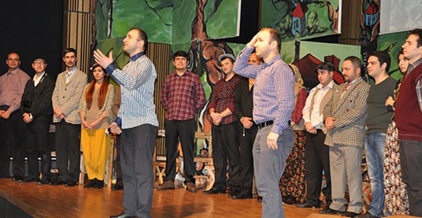 ‘Komşu Köyün Delisi'  tiyatro severleri büyüledi