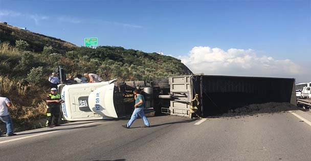 Kömür tozu yüklü tır devrildi