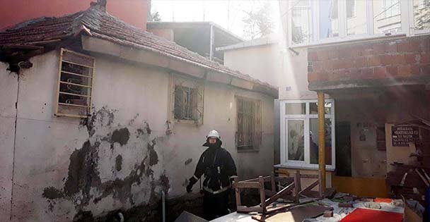 Kömürlükte çıkan yangın eve sıçradı