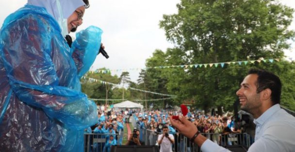 Konserde sürpriz evlilik teklifi