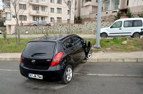 Kontrolden çıkan araç MOBESE direğine çarptı