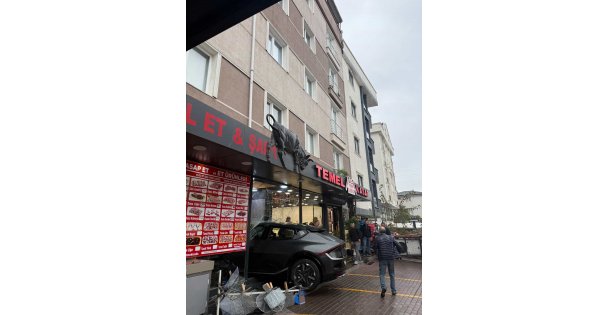 Kontrolden çıkan cip şarküteriye daldı: Kıl payı kurtuluş kamerada