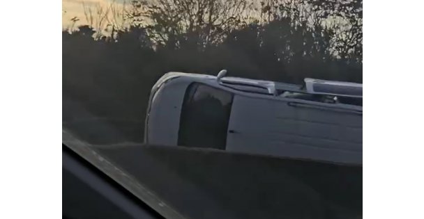 Kontrolden çıkan hafif ticari araç yan yattı: 4 yaralı