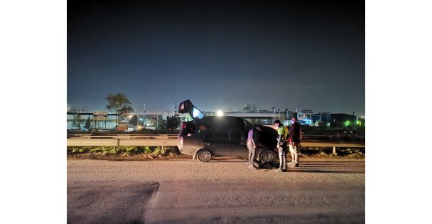 Kontrolden çıkan oromobil bariyerlerde asılı kaldı