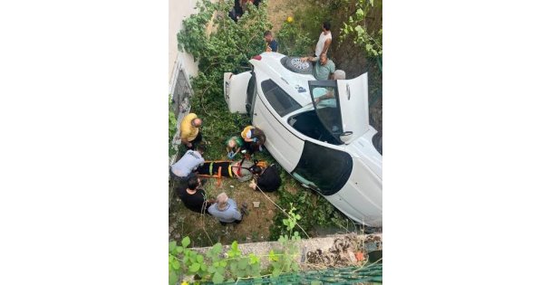 Kontrolden çıkan otomobil 5 metrelik yükseklikten uçtu: 2 kişinin burnu bile kanamadı, 1 yaralı
