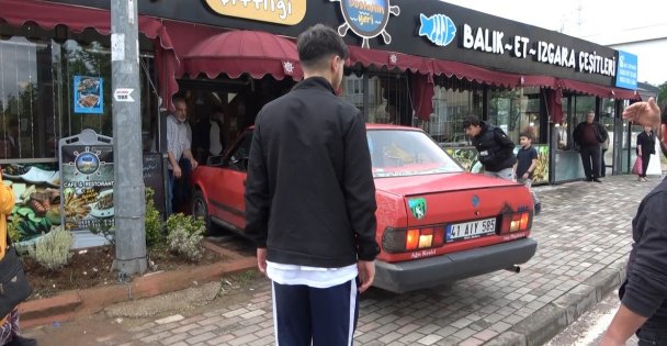 Kontrolden Çıkan Otomobil Balık Lokantasına Girdi: O Anlar Kamerada