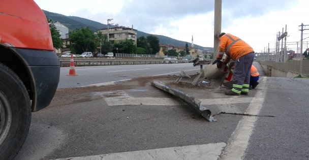 Kontrolden Çıkan Otomobil Bariyere Çarptı: 4 Yaralı