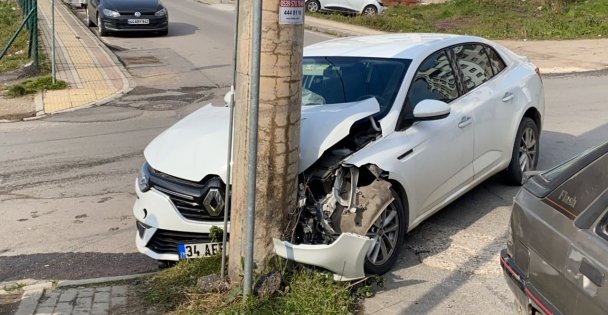 Kontrolden Çıkan Otomobil Direğe Çarptı