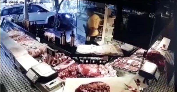 Kontrolden çıkan otomobil dükkandan içeri girdi