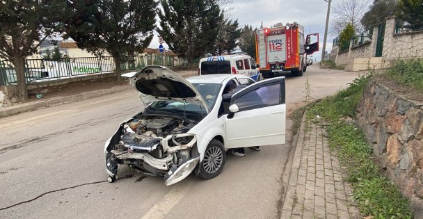 Kontrolden çıkan otomobil elektrik direğine çarptı