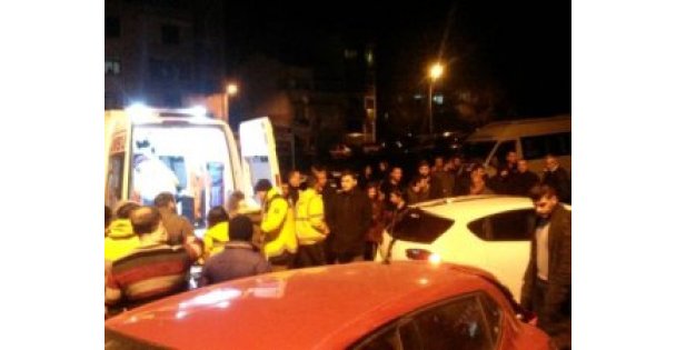 Kontrolden çıkan otomobil markete girdi