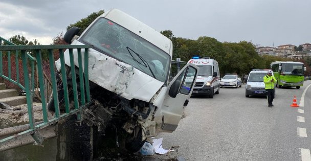 Kontrolden çıkan panelvan üst geçide çarparak durabildi: 2 yaralı