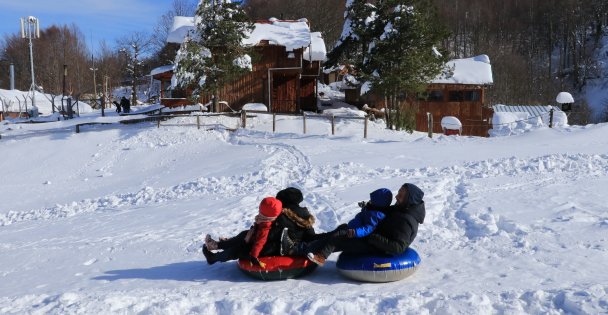 Körfez manzarasında şambrelli kayak keyfi