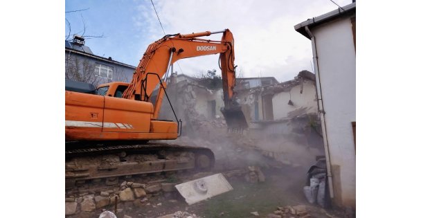 Körfez'de Tehlike Arz Eden Binalar Yıkıldı