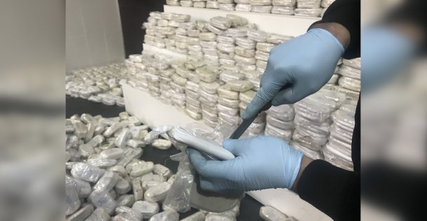 Körfezdeki yük gemisinde 4 ton'a yakın esrar ele geçirildi