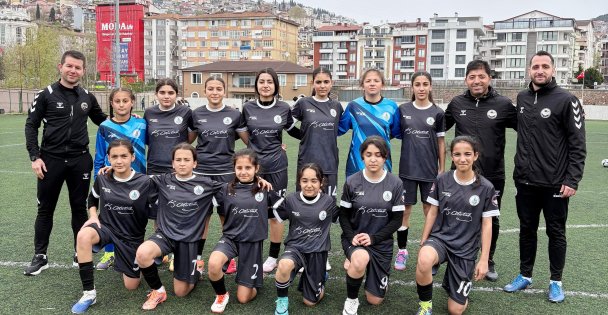 Körfezin kız futbol takımlarından çifte galibiyet
