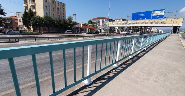 Korkuluklar turkuaz ve beyaza boyandı