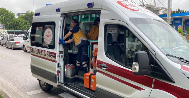 Koşarak karşıya geçen yaya otomobilin aynasına çarpıp yaralandı