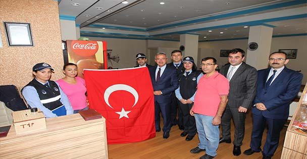 Köşker'den esnaflara bayrak hediyesi
