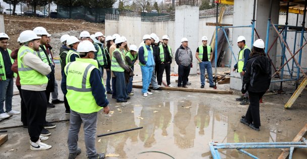 KOÜ Cami ve Otopark projesi yüzde 50 seviyesine ulaştı;  KOÜ'lü öğrenciler Büyükşehir'in projesini inceledi