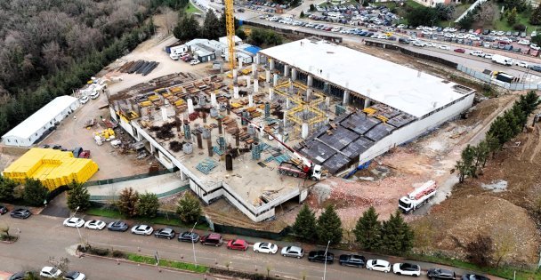 'KOÜ Umuttepe Cami ve Otopark Projesi” tüm hızıyla sürüyor;  Otoparkın ilk katı hizmete alındı