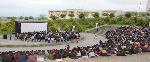 KOÜ'de yazlık sinema keyfi