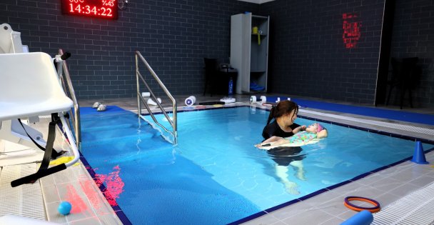 Küçük Duru, güçlü kulaçlarıyla suyun tadını çıkartıyor; Gonca'da hidroterapi tedavisi hayatları değiştiriyor