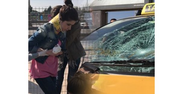 Kulaklıkla gezen genç kıza taksi çarptı!