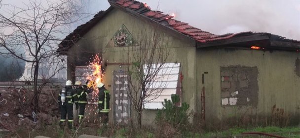 Kullanılmayan tek katlı bina alev alev yandı