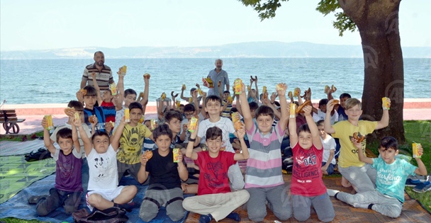Kur'an kursu öğrencileri kahvaltılarını sahilde yaptı