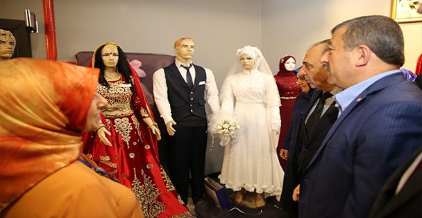 Kursiyerler eserlerini sergiliyor